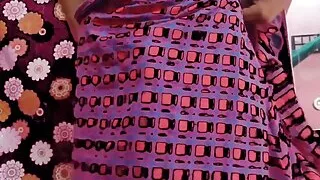 Homosexuell in Selbst Schwanz Massage zu Hause dricing und Eigentum