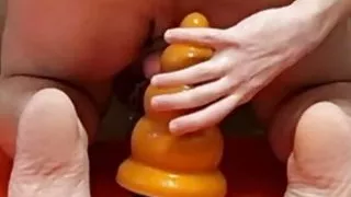 Mann im Keuschheitskäfig streckt seinen Arsch mit einem riesigen Plug