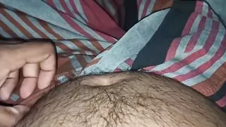 Haariger Daddy schiebt seinen Schwanz unter dem Sarong hoch