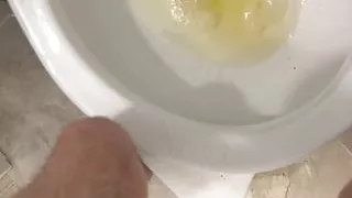 Ein Mann mit Zerebralparese hat eine riesige Ladung Pisse für dich