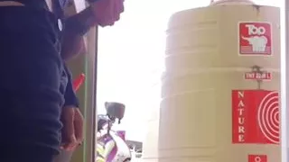 Heimlich auf einer öffentlichen Toilette zum Handjob kommen