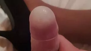 Ein Kondom in Strumpfhosen und Fersen füllen