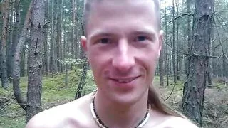 Junger Junge in der Natur