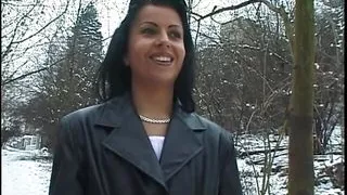 Brünette bekommt ihre enge Fotze gefickt