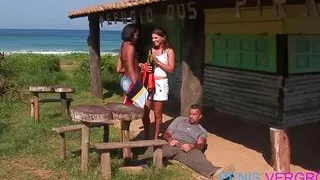 Hardcore-Fick im Freien mit zwei Babes, einer Flasche und zwei Schwanzen