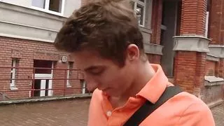 Zwei hübsche Kerle treffen sich zum Lernen und haben stattdessen zum ersten Mal heißen schwulen Sex