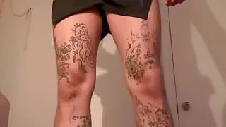 Tätowierter Jock zieht sich nach dem Fitnessstudio bis auf die weiße Unterhose aus und zeigt seinen weichen Schwanz und sein Loch