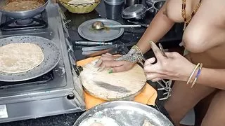 Roti banate samay jor se dhakka lagaya ek sath do kam