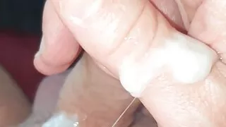 Meister Ramon wichst seinen göttlichen Schwanz und spritzt heiß ab, leck!