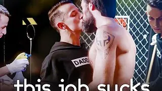 Hausmeister eines Sexclubs findet beim Reinigen des Gloryholes eine Überraschung