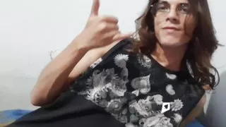 Skinny Boy zeigt seine Muskeln und wichst, intensiver Sperma-Schuss auf deinen Körper