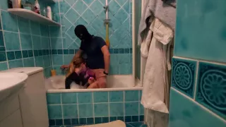 La Bella - Labestia In The Shower