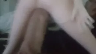 Blondine reitet riesigen Schwanz für einen Cumshot