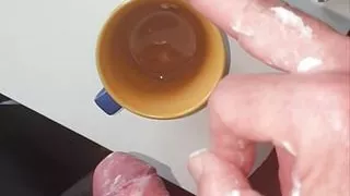 Meister Ramon wichst warme Milch in den Kaffee, trink Sklave!