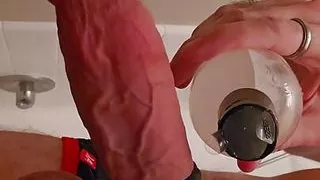 Sub blixx Schwuchtel saugt Ballknebel mit Nippelklammern