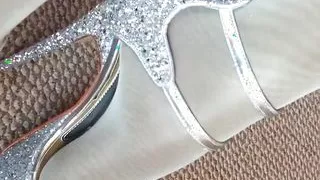 Beinreizung in geschichteten, glänzenden weißen Kristallstrumpfhosen und hellen High Heels.