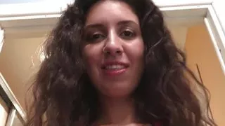 Verführerisches Schulmädchen ohne Höschen will ficken