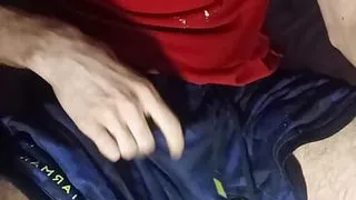 Ich zeige meinen Schwanz und meine Beule