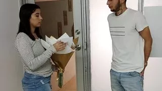 Horny girl is surprised by her boyfriend with a detail until he fucks her pussy hard and makes a SQUIRTS-Porn in Spanish