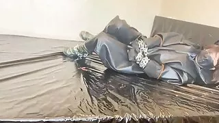 Fejira com Tragen von schwerer Latexkleidung gefesselt an Eisenketten Orgasmus