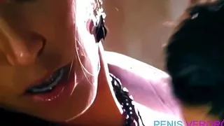 Lesbische Babes gehen mit einem Dildo ab