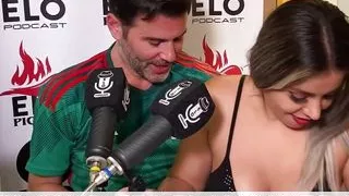 Male Doll Intercambia La Tanga En El Cuarto Picante