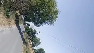 Bike par mili chalu ladki lund pakad kar hilane lagi oe blowjob ka bola