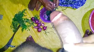 Ghar pe sabji banane wali ko humne pata ke choda with, Desi sex