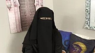 Niqab babe needs to learn Czech