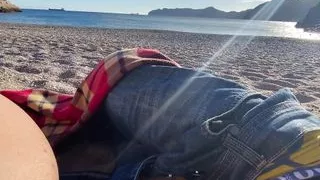 A follower touches my pussy on the beach and I masturbate him, part2