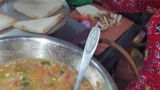 Desi girl khana banate banate apane yaar ke sath chud gahi