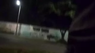 Corrida en la parada de bus