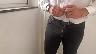 Nackt wichsen auf Buerotoilette und Sperma vom Klodeckel lecken