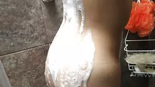 I wtach her while she showers (La observo mientras se ducha)