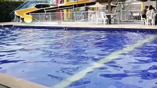 Amateur couple kissing and masturbating in the pool, end up fucking in the bathroom