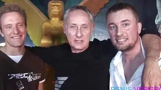 Amerikanische Hotties treffen auf britische Hengste in einem Gruppenfick der Extraklasse