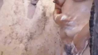 Yoana quiere tener una rica ducha mientras disfruta como toda latina de unos ricos manoseos por delante y por detras.