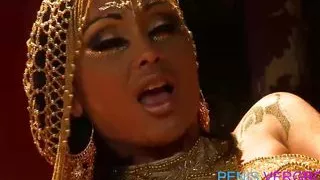 Priya Rai ist eine indische Prinzessin, die gerne hart fickt