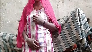 The sister-in-law who was sweeping was fucked a lot by opening her salwar