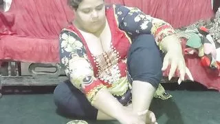 Pakistani House Wife clean Phudi