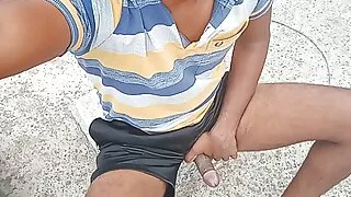 Padosi ladki ki chutti dekh kar apna land hila rha tha full hd movie