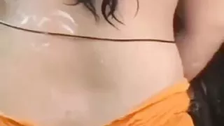 Indian Desi Village bhabhi ko nahate huwe video banane