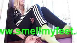 joschi sniff the stinky socks of helena