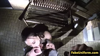 Britischer Polizist fickt das Partyluder und spritzt in ihre Fresse