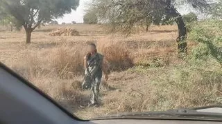 Road par ek ladki pisab kar rahi thi usko car me bula kar thoka