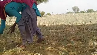 Bahar khet me kam rahi Ghar le ja ke salwar khol ke choda