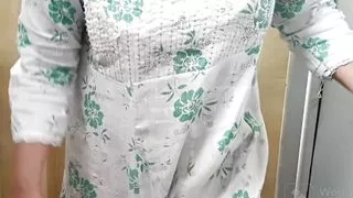 Nahate huwe bhabhi Hui Gram, CLEAR HINDI DIVYANKA BHABHI