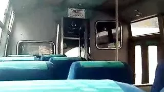 paja en el servicio publico con leche