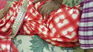 Malkin ne apane naukar se pair dabane ke bahane Malkin ki chut chod di