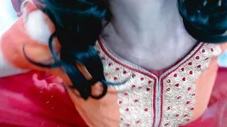 Beautiful MILF has Sexy Body to Seduce Boys